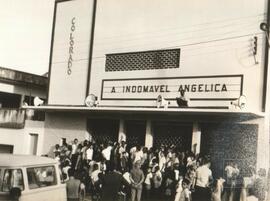 Público aguardando a sessão de inauguração do Cine Colorado