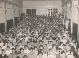 Público aguardando a sessão de inauguração do Cine Vitória