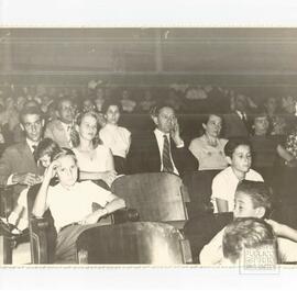 Foto do público no interior do cine Alba aguardando o início da sessão